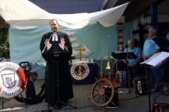 Pfarrer-Jaeger-beim-Gottesdienst-Sailing